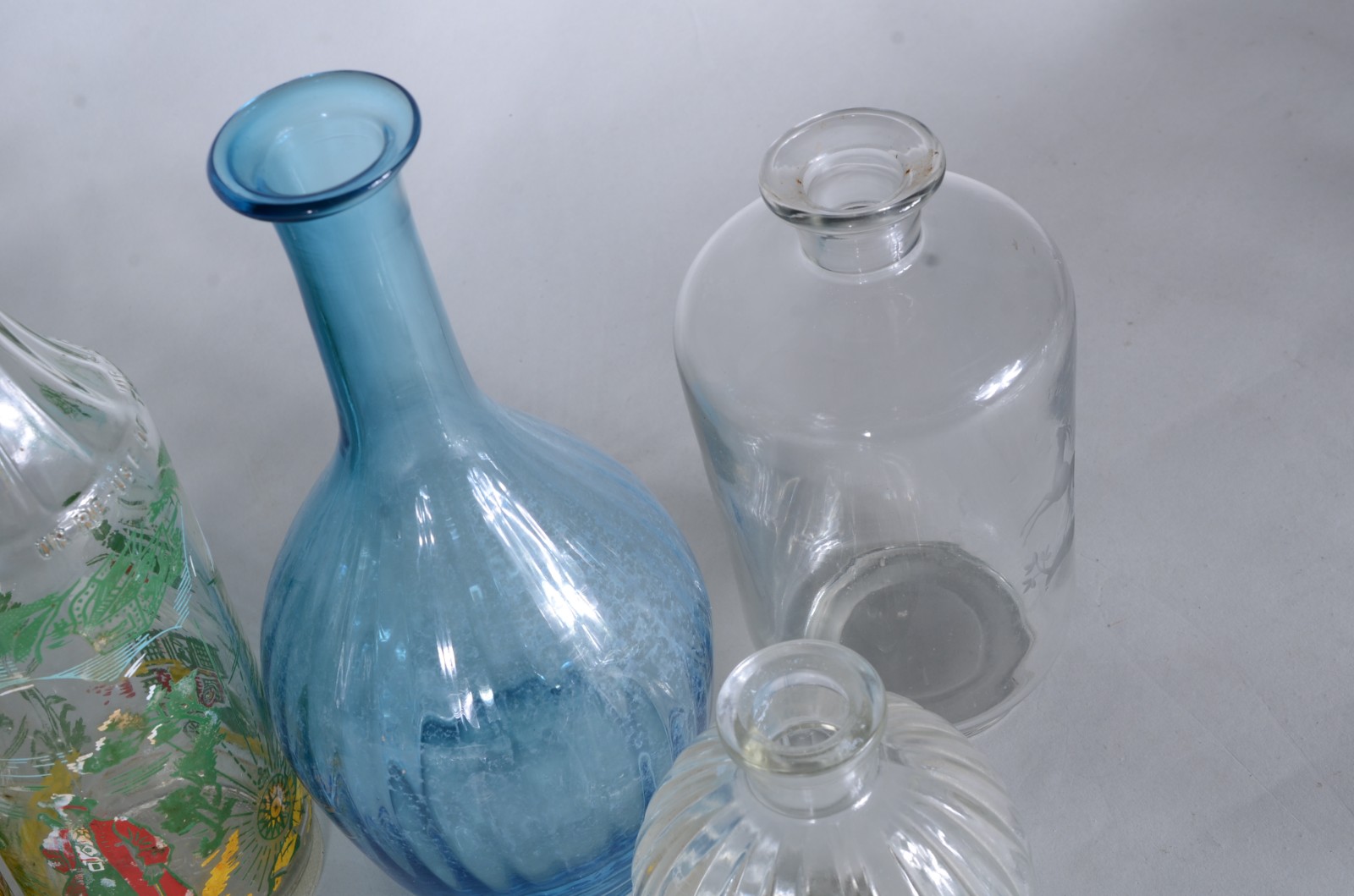 Conjunto com 6 garrafas diversas de vidro. - foto 4 de 10