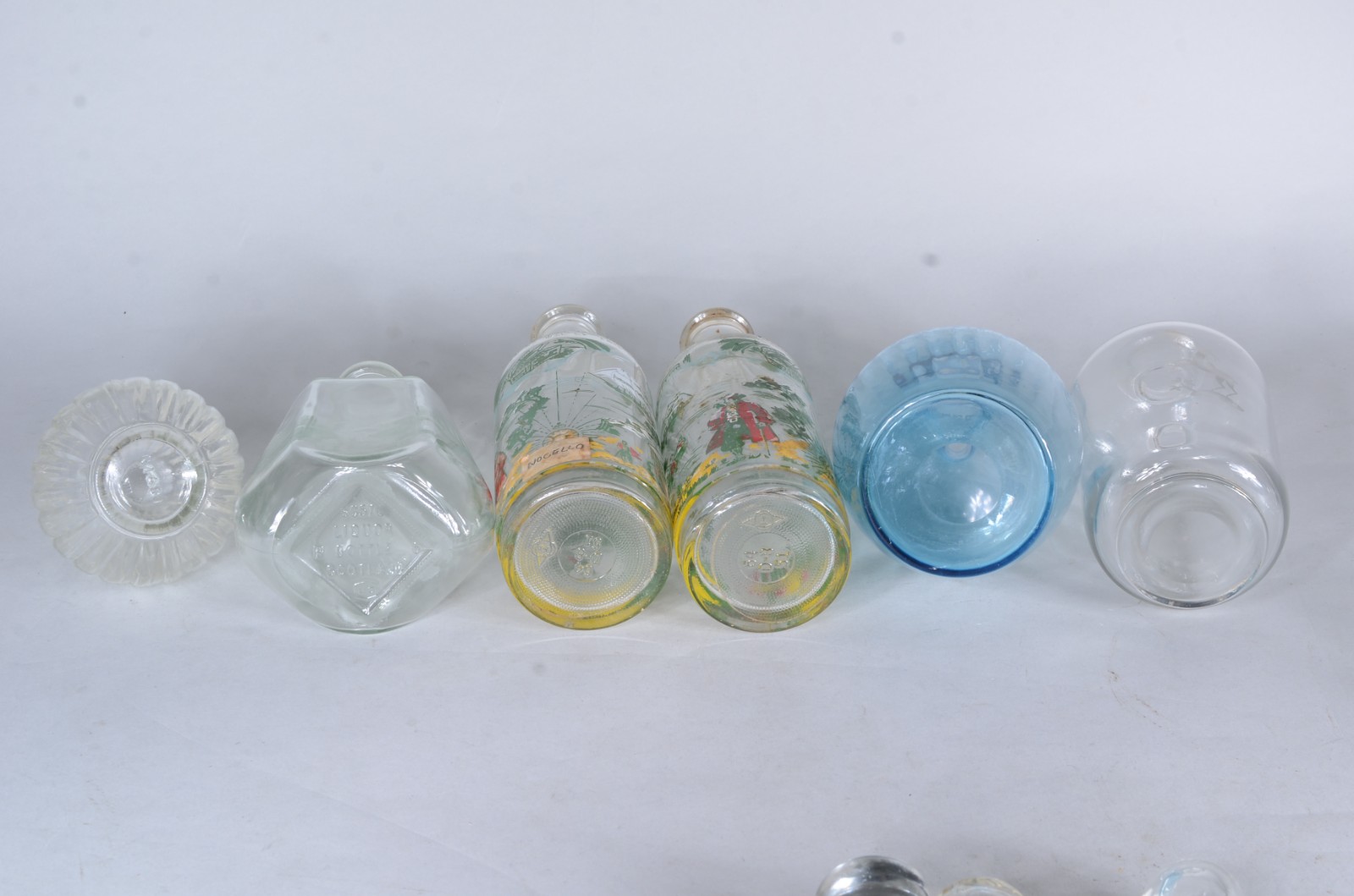 Conjunto com 6 garrafas diversas de vidro. - foto 7 de 10
