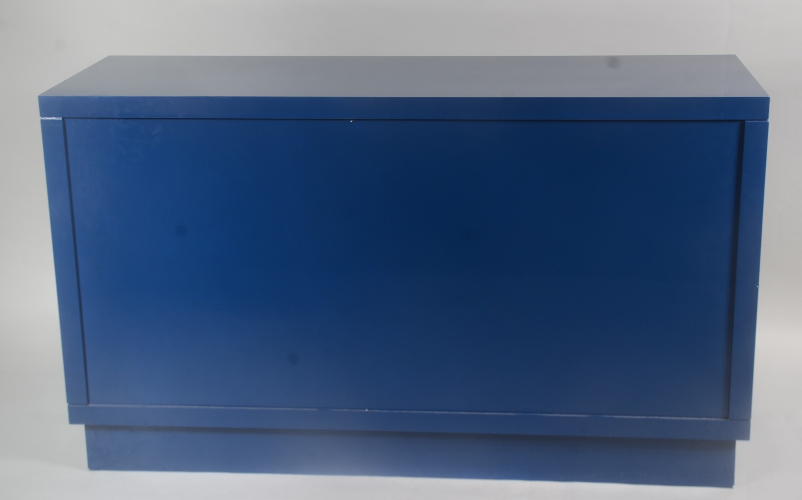 Móvel auxiliar de madeira pintada de azul com uma prateleira. - foto 3 de 5