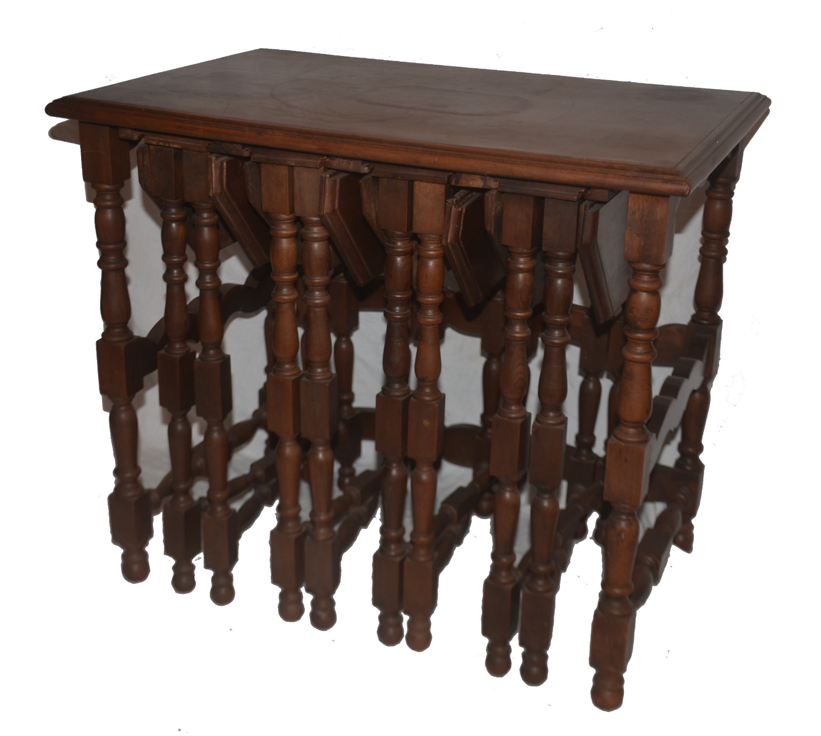 Mesa "ninho" de madeira nobre com detalhes torneados, sendo quatro... - foto 1 de 6