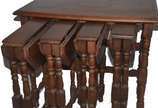Mesa "ninho" de madeira nobre com detalhes torn... - Mesa "ninho" de madeira nobre com detalhes torneados, sendo quatro mesas de encaixar com abas laterais.