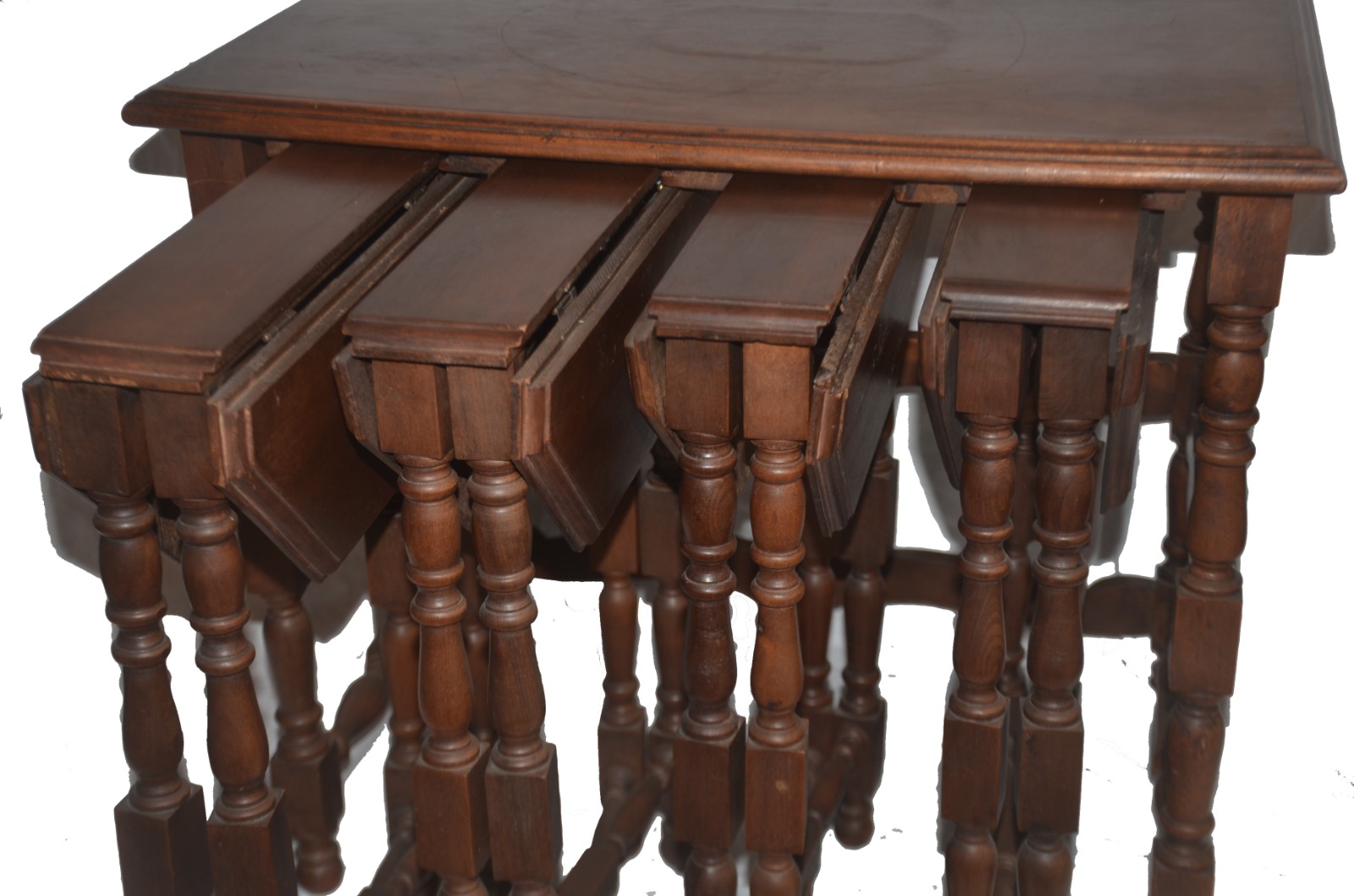Mesa "ninho" de madeira nobre com detalhes torneados, sendo quatro... - foto 3 de 6