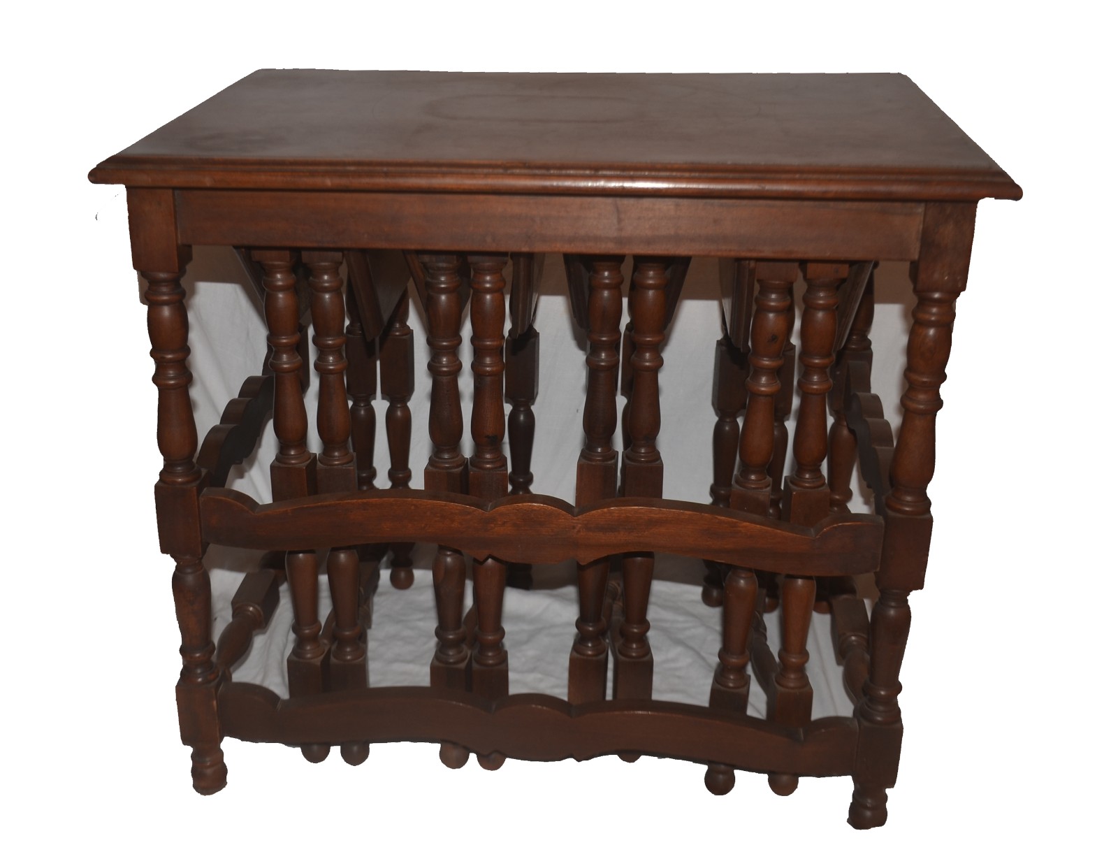 Mesa "ninho" de madeira nobre com detalhes torneados, sendo quatro... - foto 4 de 6