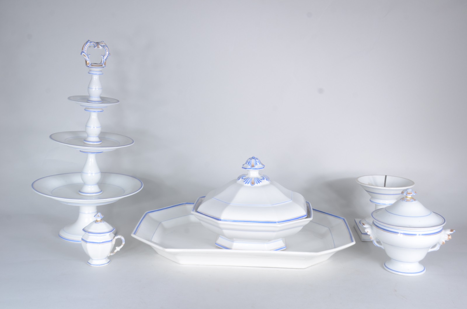 Conjunto com seis peças de porcelana europeia, sendo: fruteira com... - foto 1 de 11