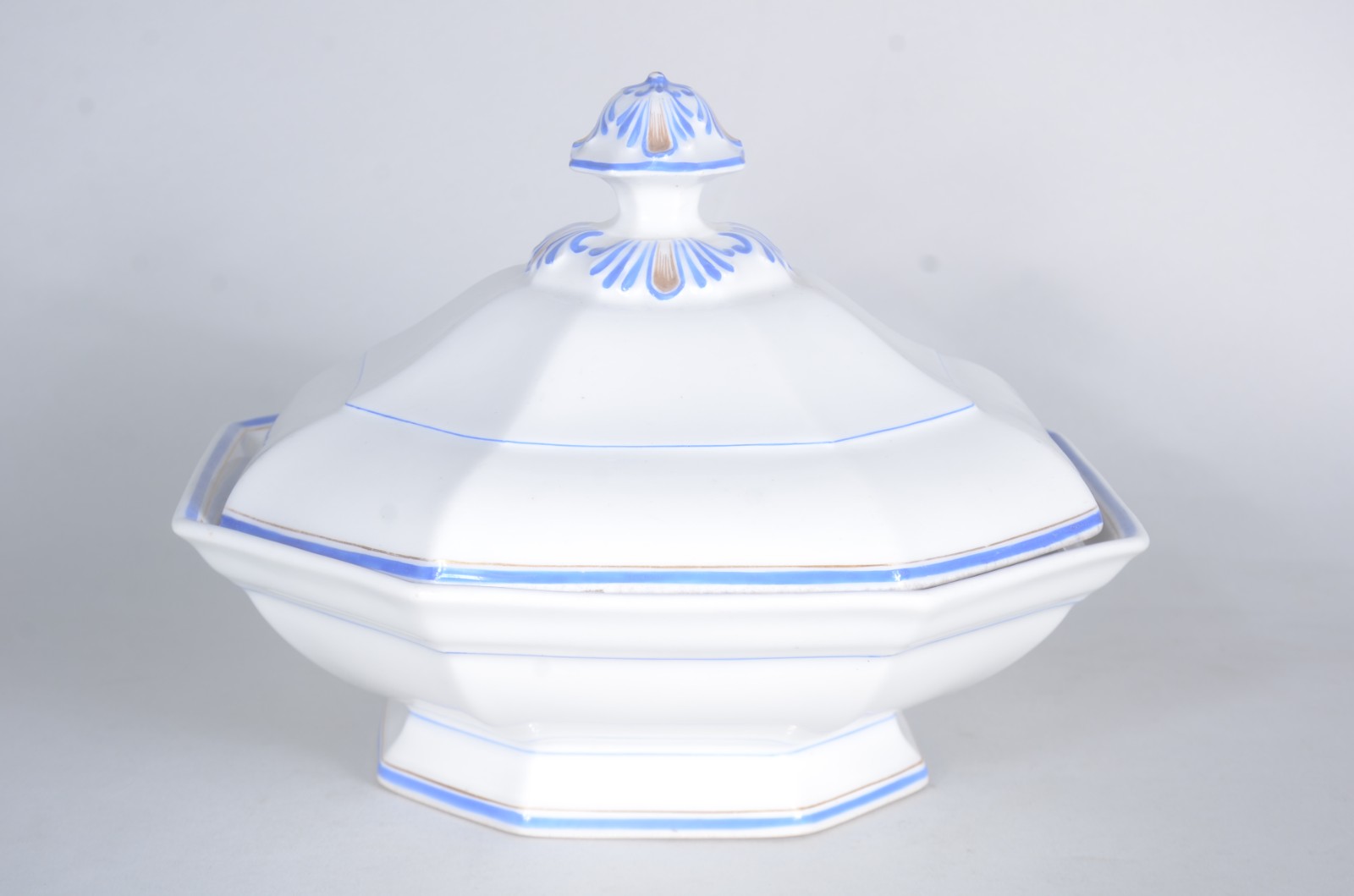 Conjunto com seis peças de porcelana europeia, sendo: fruteira com... - foto 3 de 11