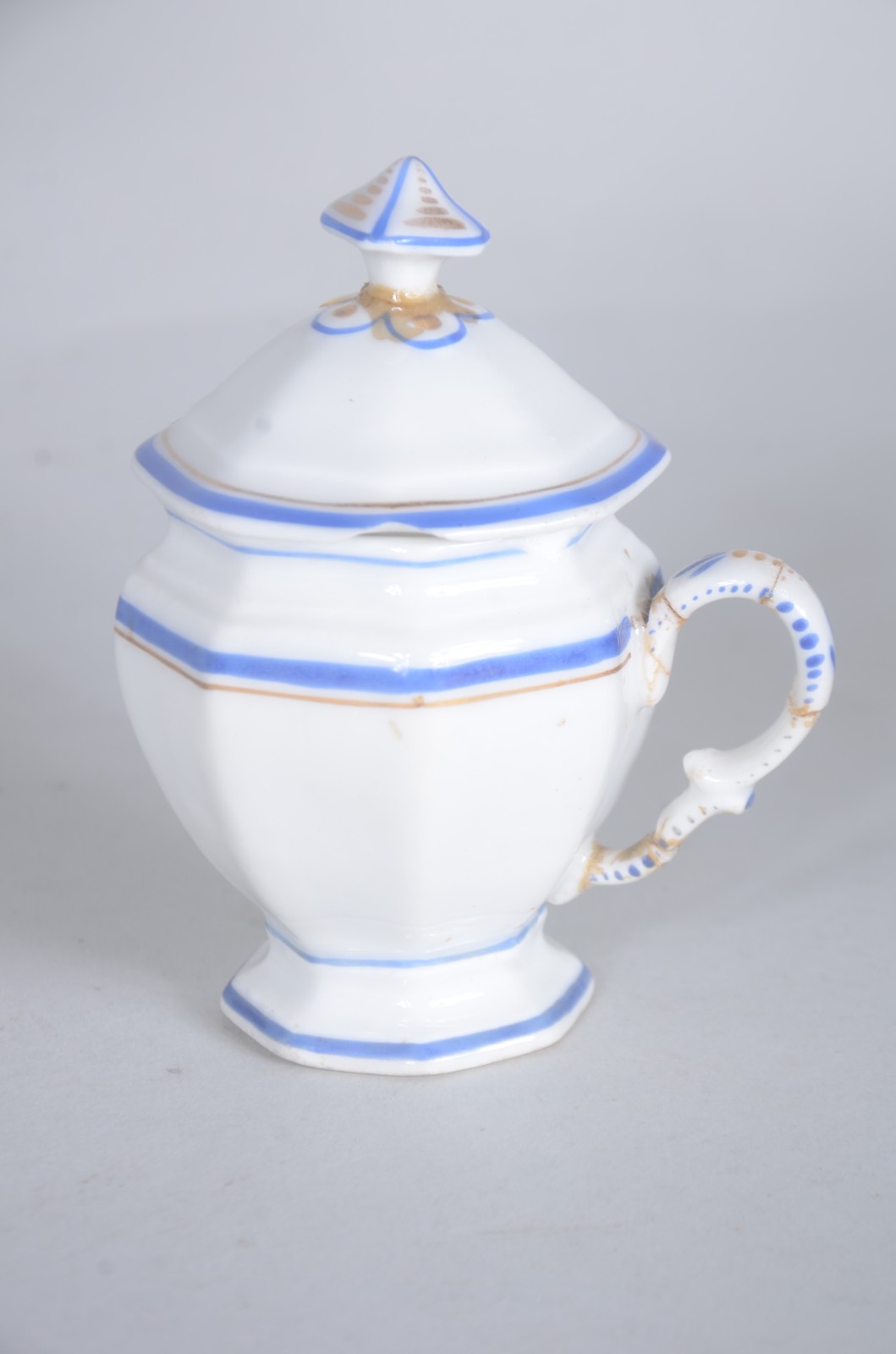 Conjunto com seis peças de porcelana europeia, sendo: fruteira com... - foto 7 de 11