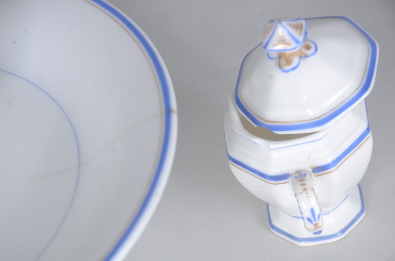 Conjunto com seis peças de porcelana europeia, sendo: fruteira com... - foto 9 de 11