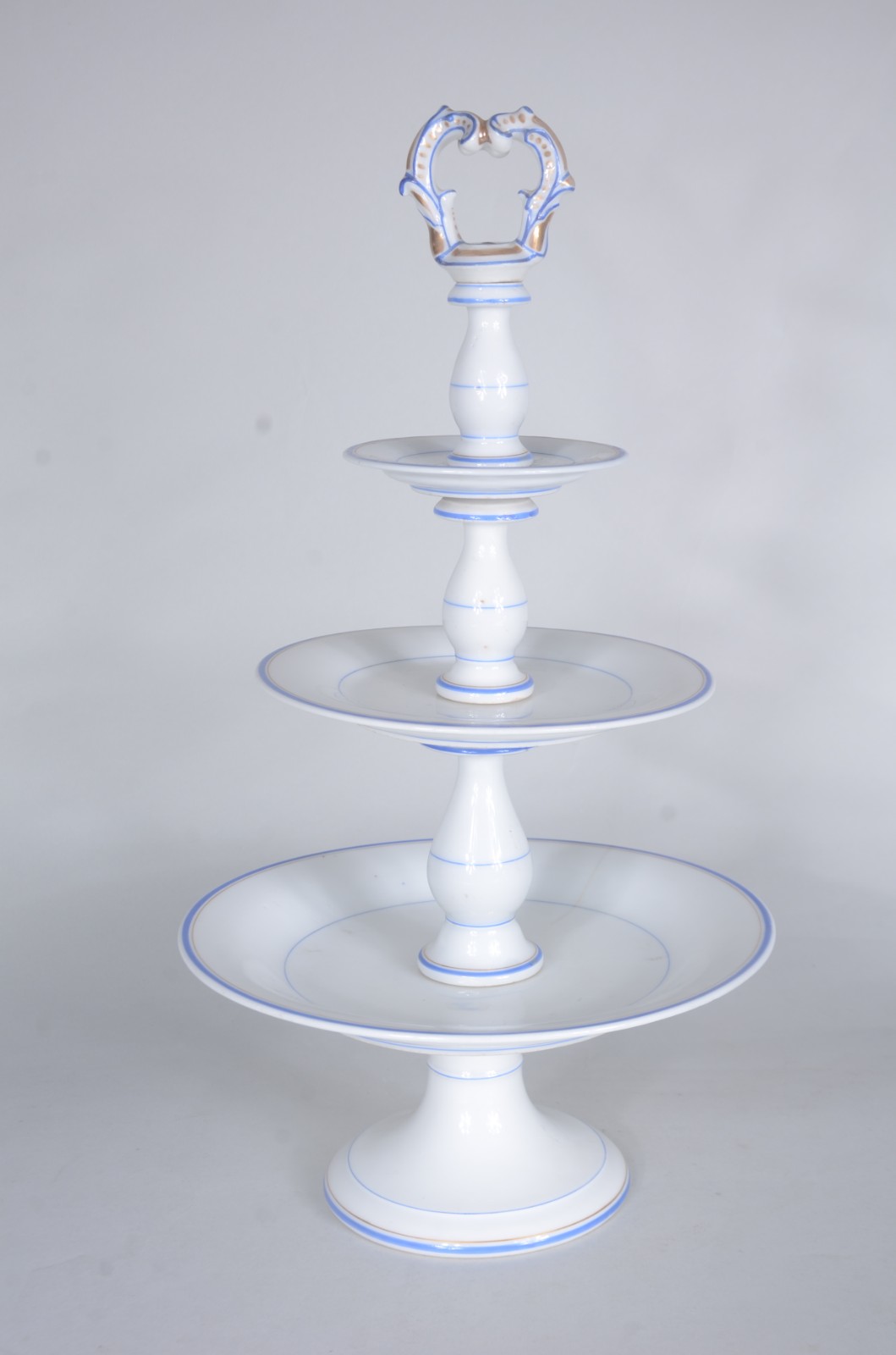 Conjunto com seis peças de porcelana europeia, sendo: fruteira com... - foto 10 de 11