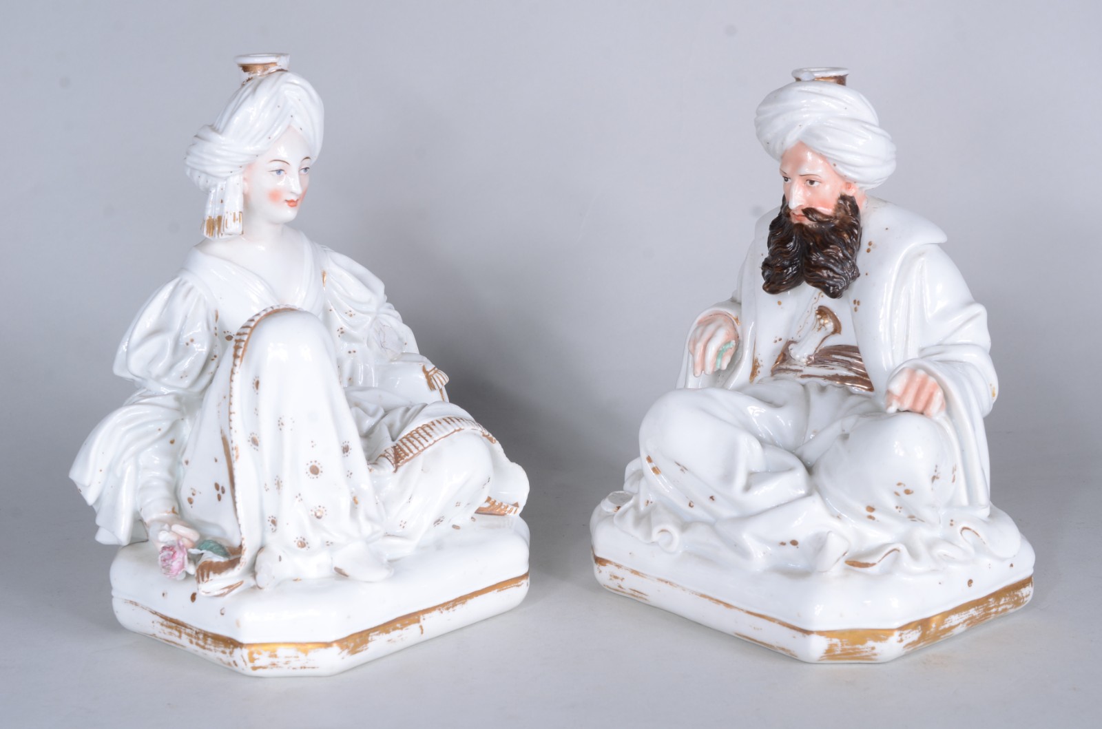 Par de figuras de porcelana, representando casal árabe (pequenos... - foto 1 de 11
