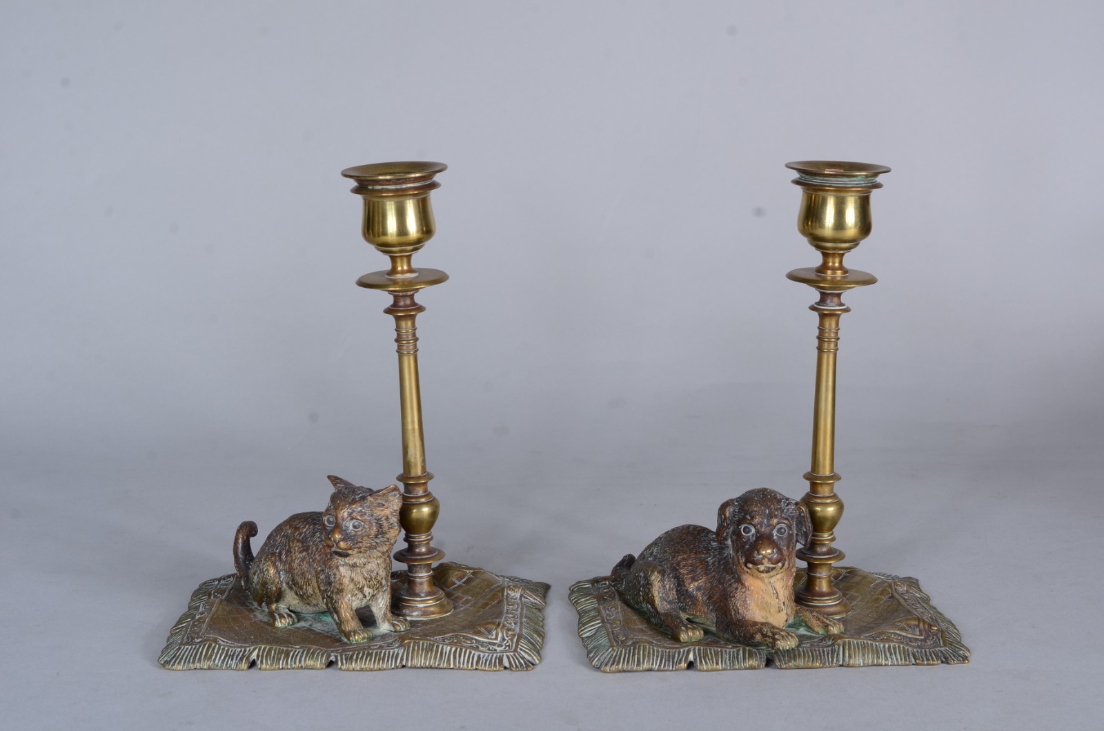 Par de castiçais de bronze austríaco com figuras de cão e gato nas... - foto 1 de 10