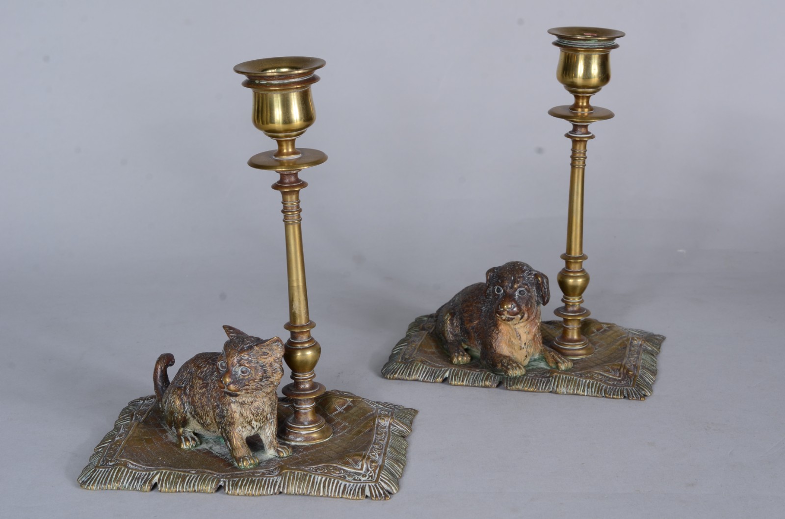 Par de castiçais de bronze austríaco com figuras de cão e gato nas... - foto 2 de 10