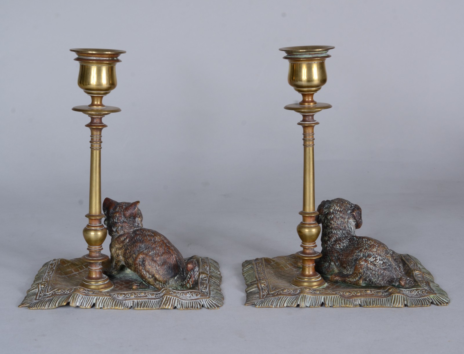 Par de castiçais de bronze austríaco com figuras de cão e gato nas... - foto 3 de 10