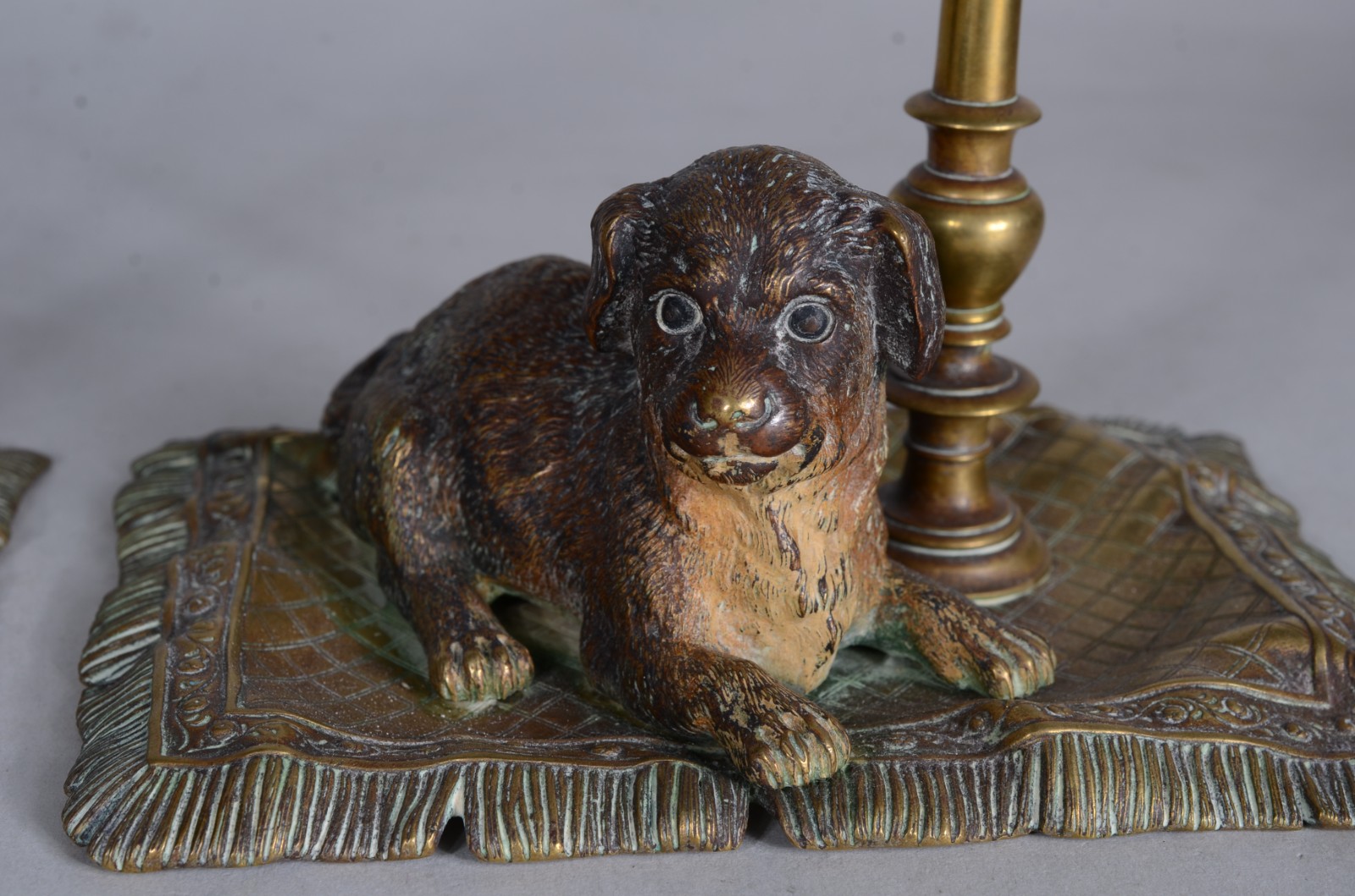 Par de castiçais de bronze austríaco com figuras de cão e gato nas... - foto 4 de 10