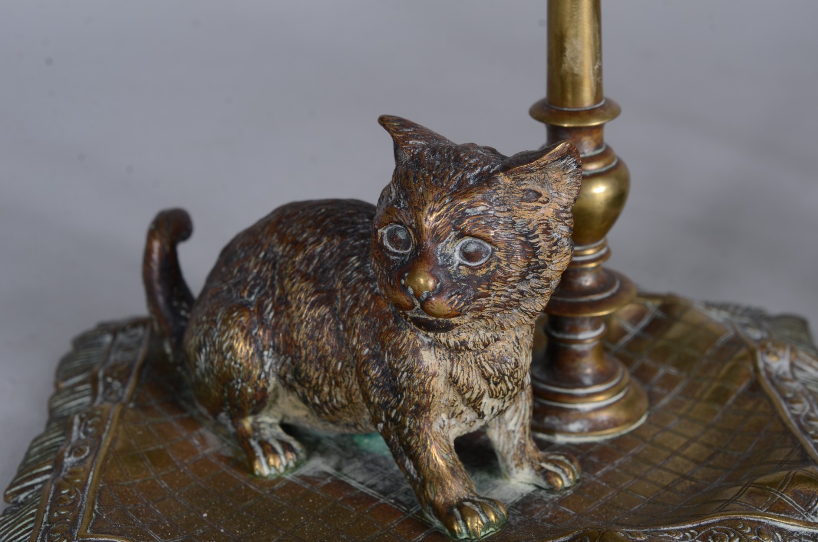 Par de castiçais de bronze austríaco com figuras de cão e gato nas... - foto 5 de 10