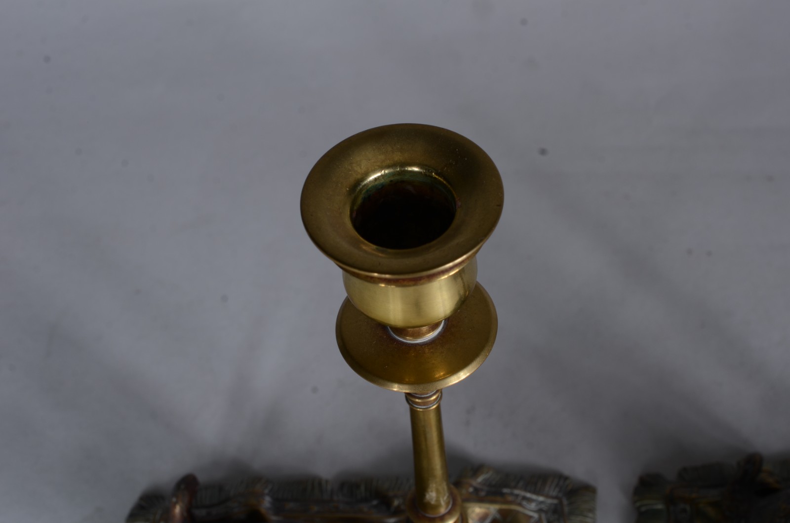 Par de castiçais de bronze austríaco com figuras de cão e gato nas... - foto 6 de 10