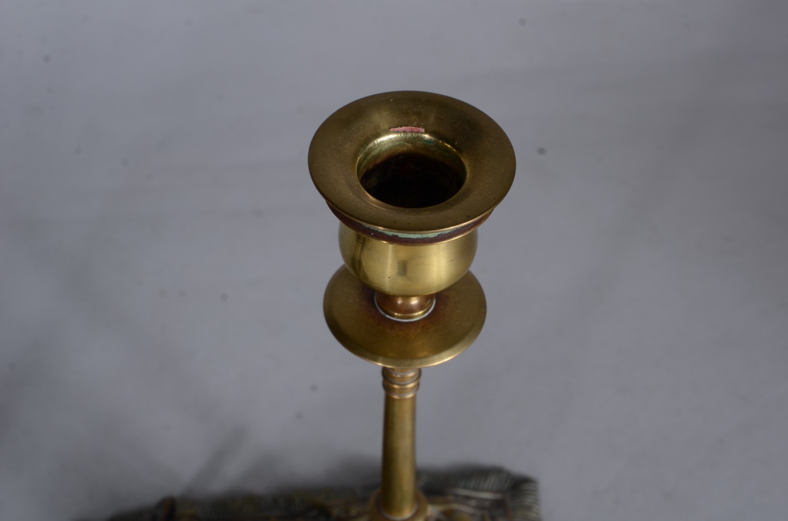 Par de castiçais de bronze austríaco com figuras de cão e gato nas... - foto 7 de 10