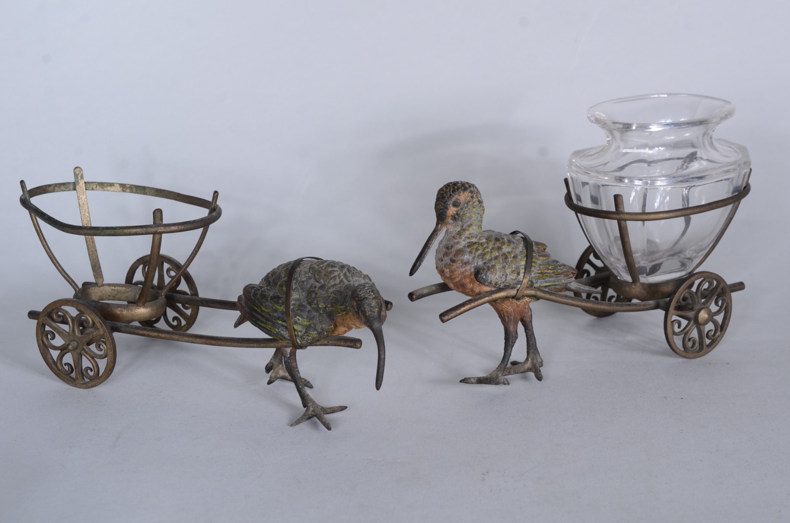 Diversas peças de metal, sendo: duas charretes com com aves e um... - foto 2 de 11