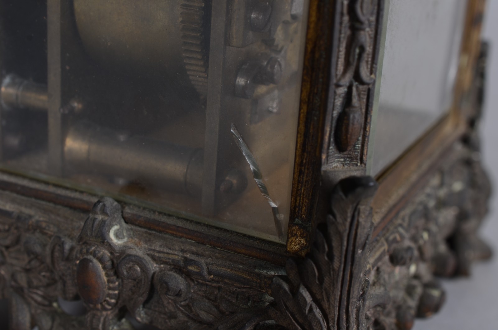 Pequeno relógio de mesa de metal trabalhado. Pequeno trincado no... - foto 5 de 8