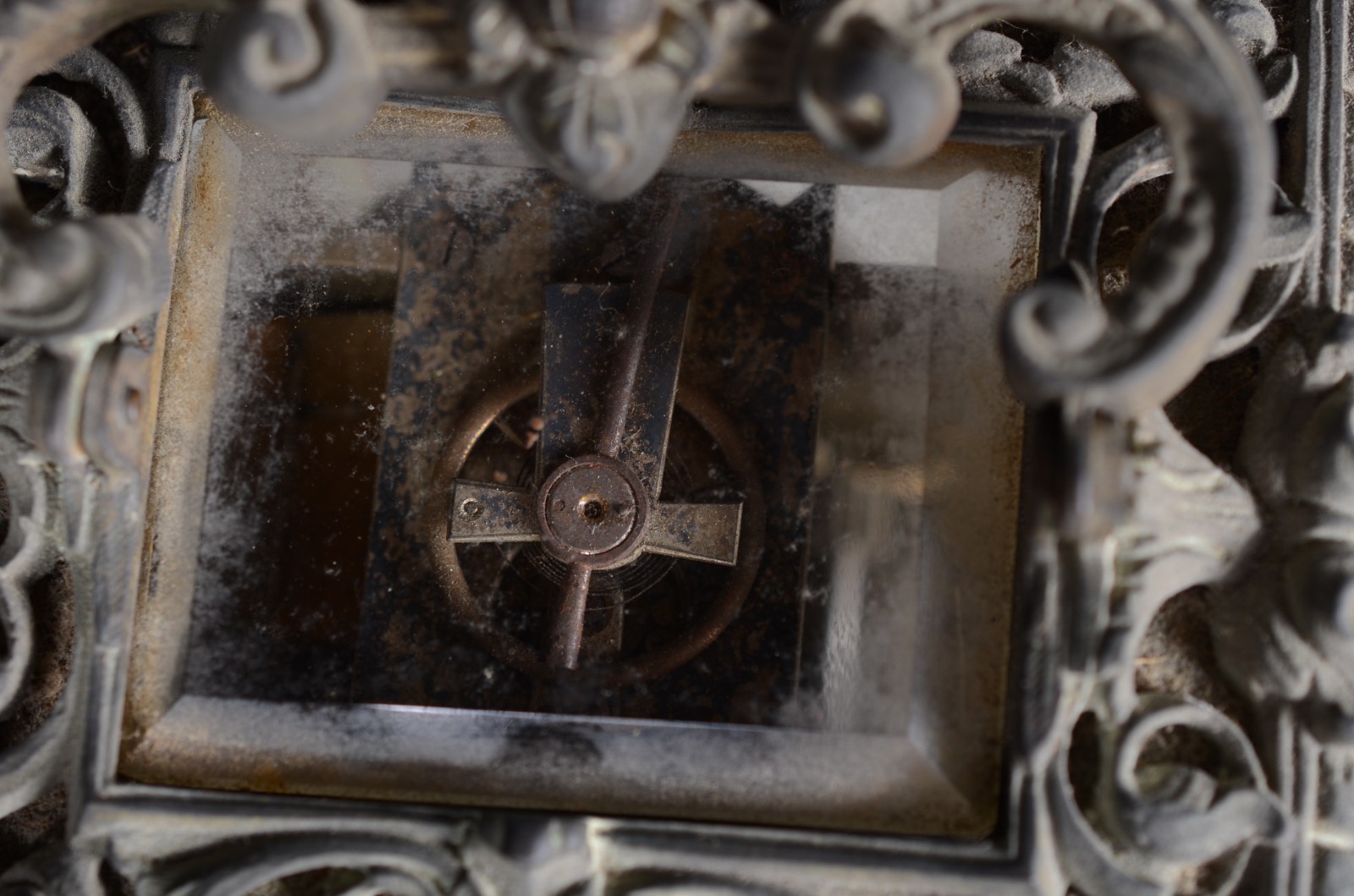 Pequeno relógio de mesa de metal trabalhado. Pequeno trincado no... - foto 7 de 8