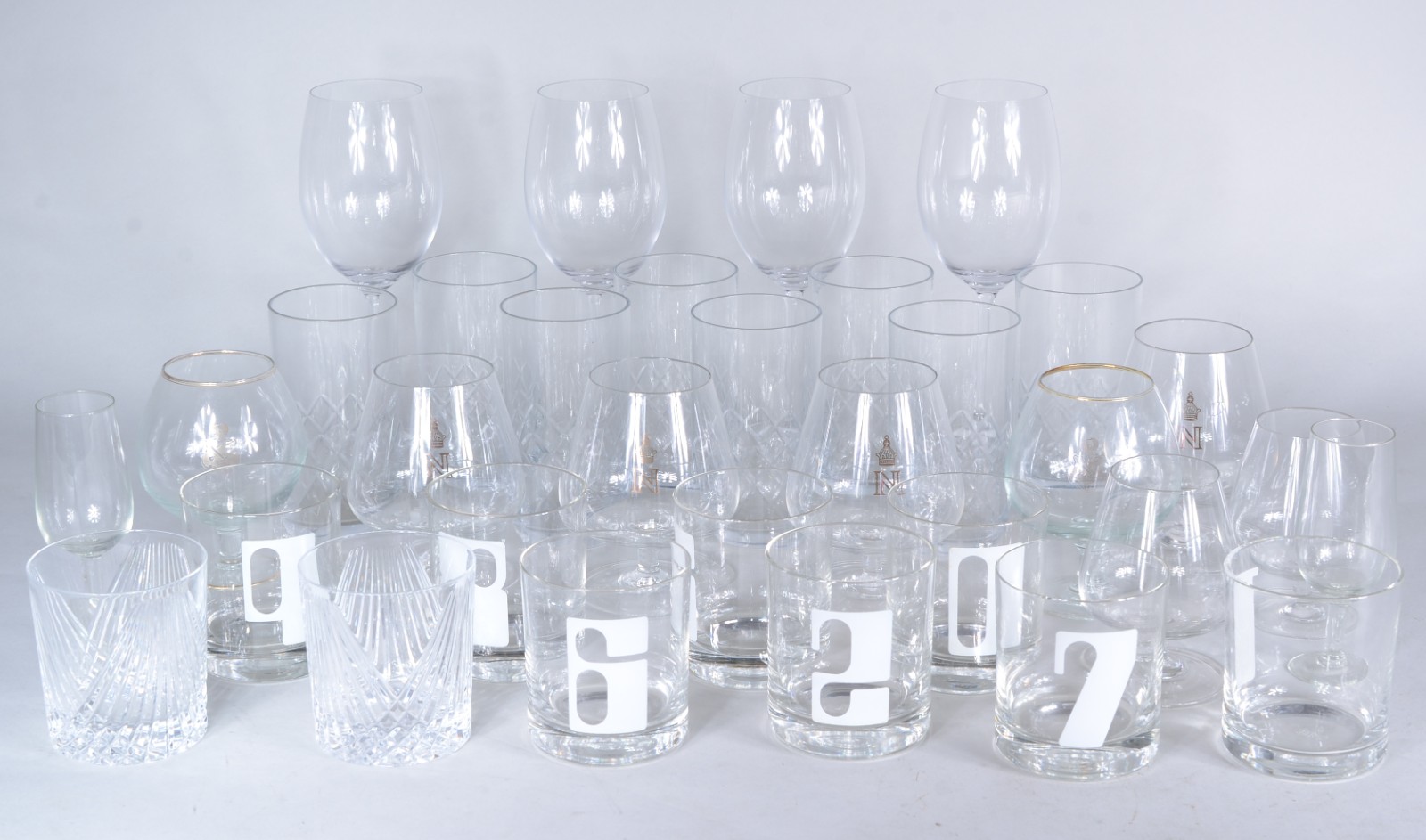 Diversos copos de vidro/cristal, sendo: 4 taças para vinho, 8 copos... - foto 1 de 8