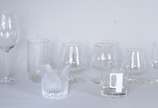 Diversos copos de vidro/cristal, sendo: 4 taças... - Diversos copos de vidro/cristal, sendo: 4 taças para vinho, 8 copos longos lapidados, 10 copos baixos para whisky, 8 taças para conhaque Cognac ...