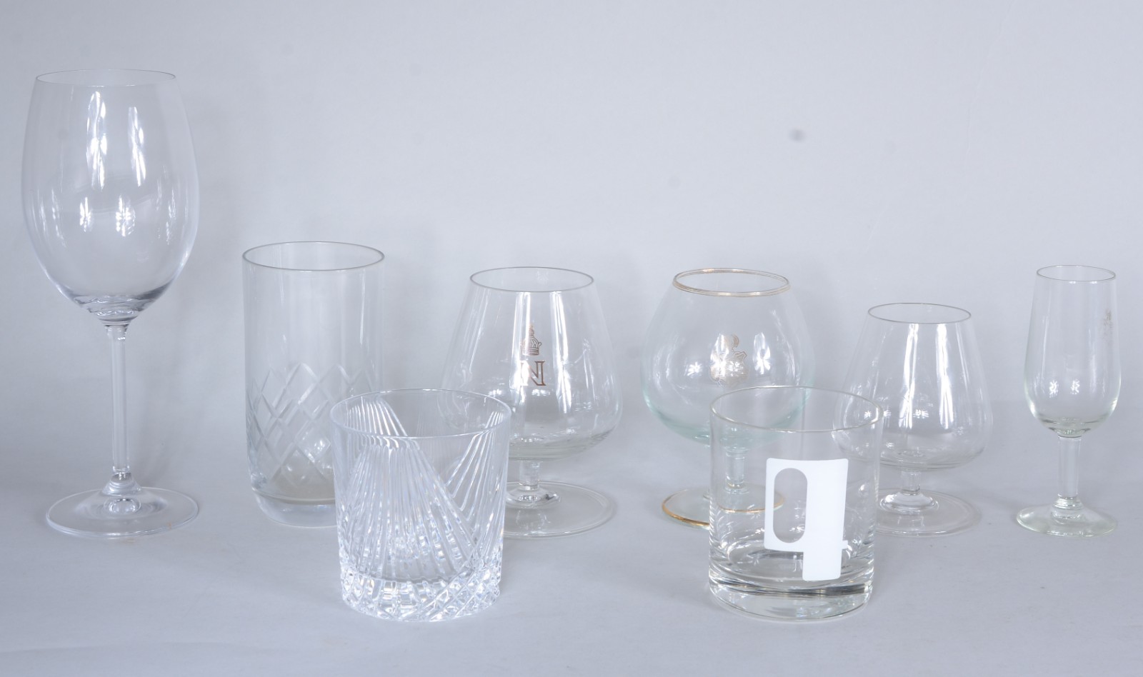Diversos copos de vidro/cristal, sendo: 4 taças para vinho, 8 copos... - foto 2 de 8