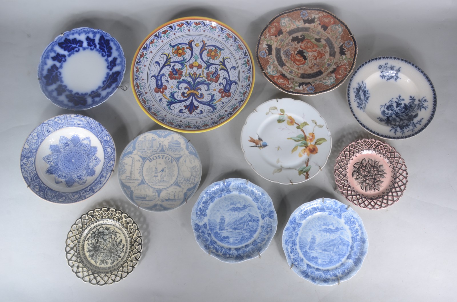 Coleção com 11 pratos de faiança e porcelana de diversas procedências. - foto 1 de 11