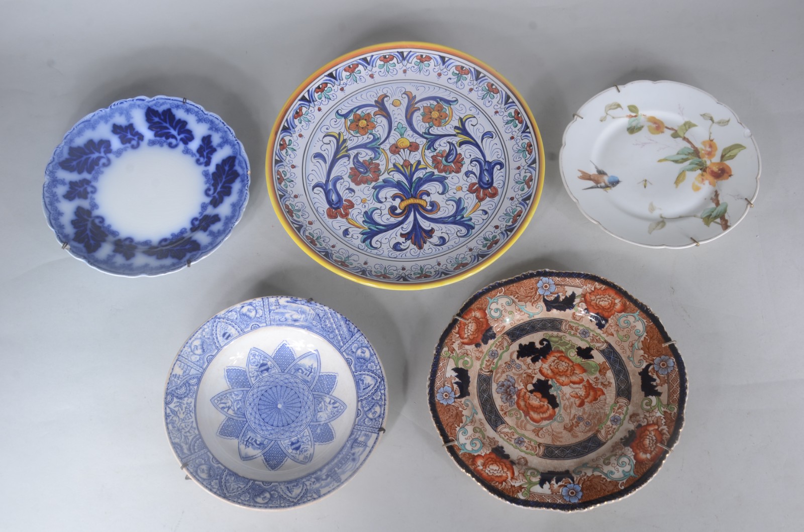 Coleção com 11 pratos de faiança e porcelana de diversas procedências. - foto 2 de 11