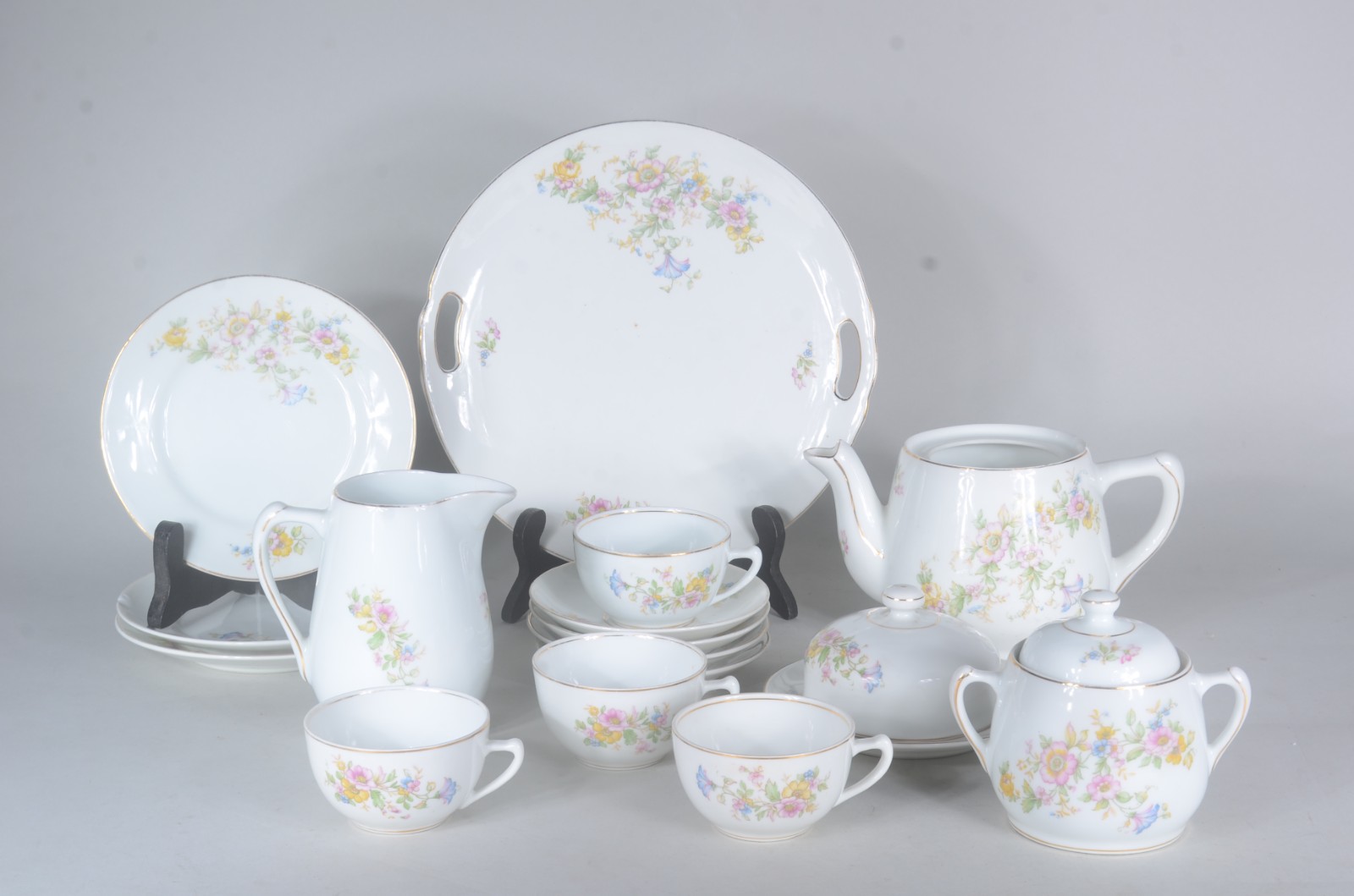 Pequeno serviço de chá de porcelana Mauá, fundo branco, decorado com... - foto 1 de 7