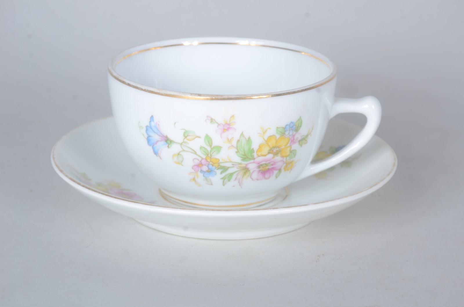 Pequeno serviço de chá de porcelana Mauá, fundo branco, decorado com... - foto 2 de 7