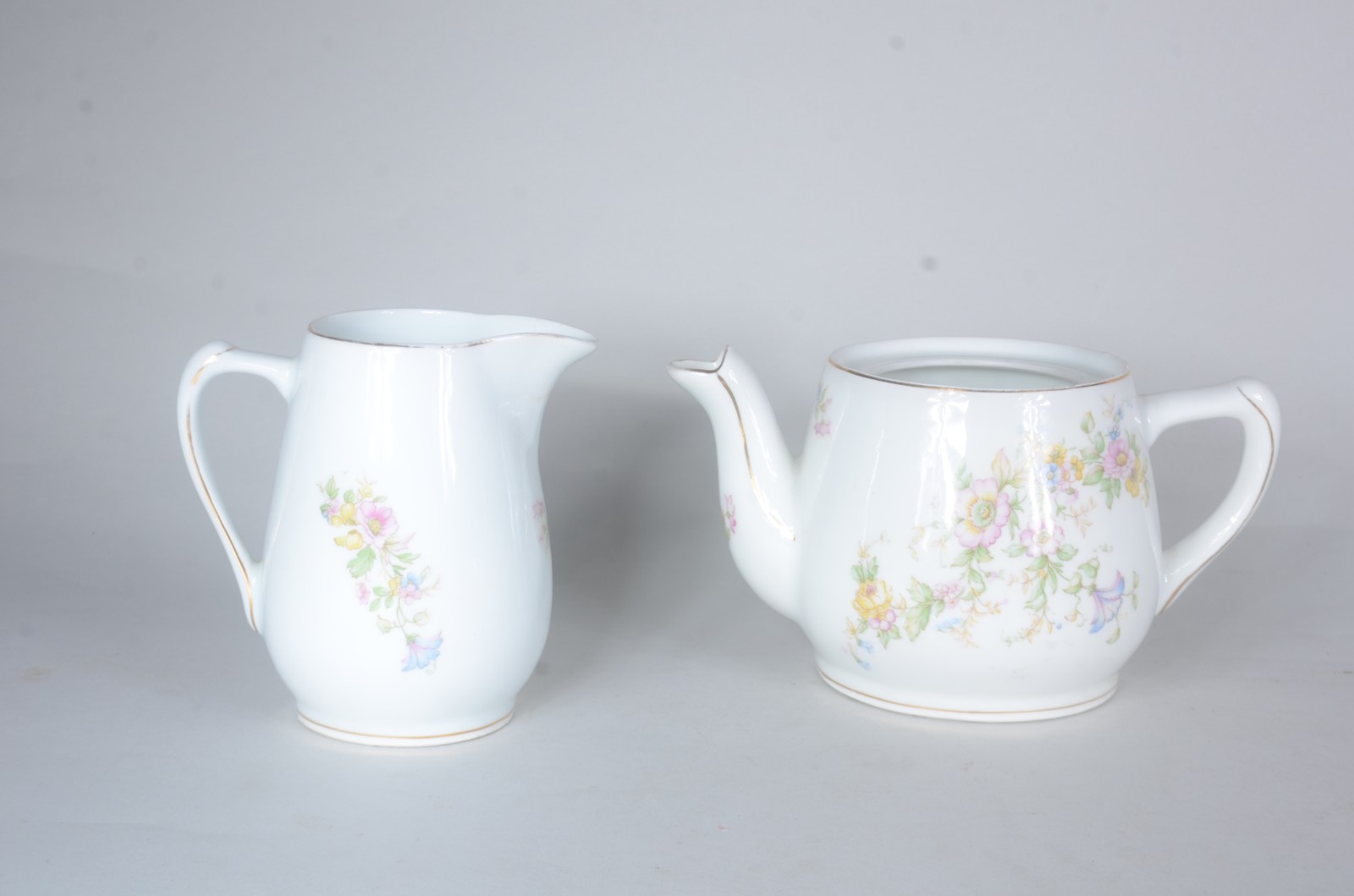 Pequeno serviço de chá de porcelana Mauá, fundo branco, decorado com... - foto 3 de 7