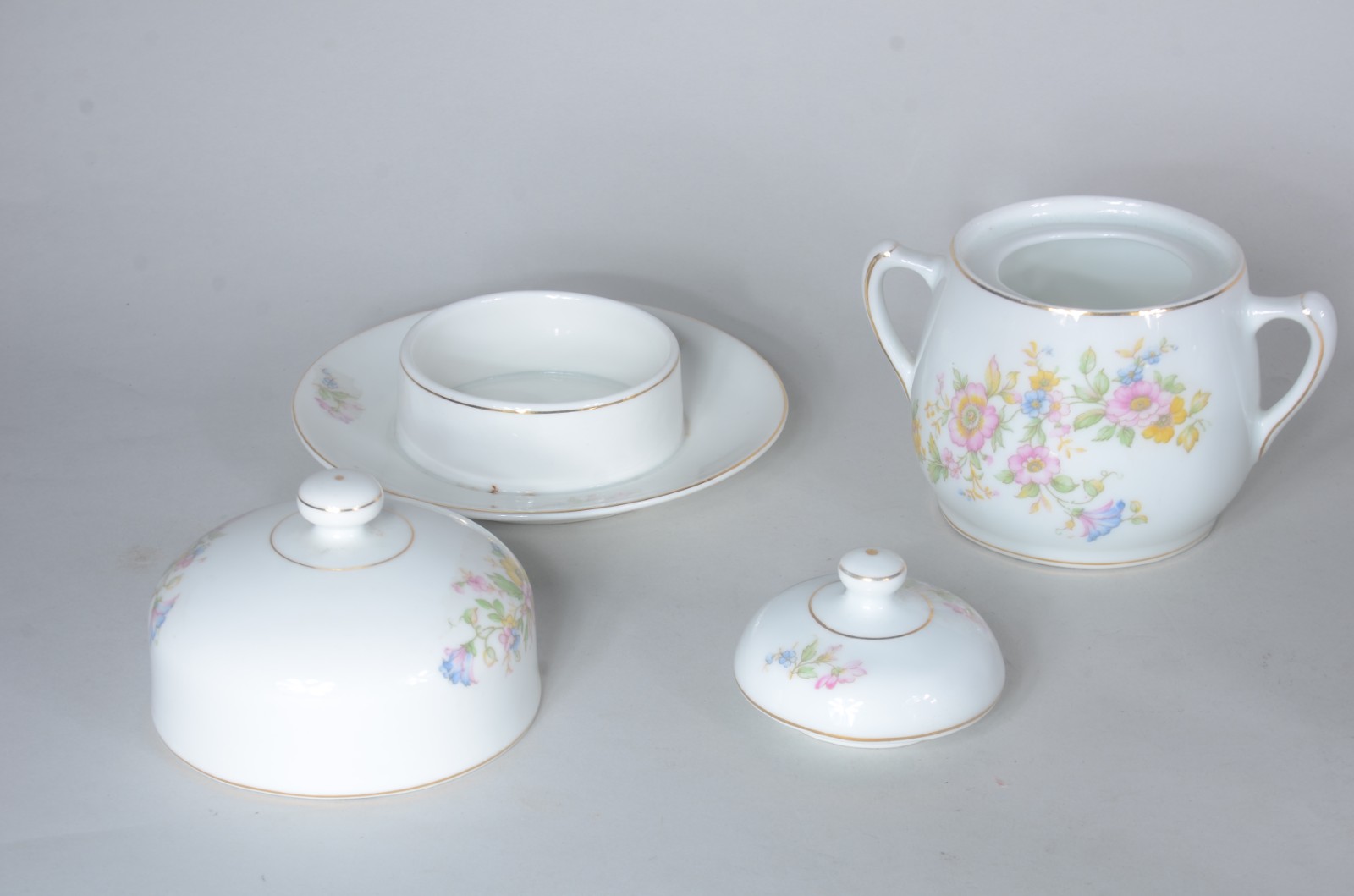 Pequeno serviço de chá de porcelana Mauá, fundo branco, decorado com... - foto 4 de 7