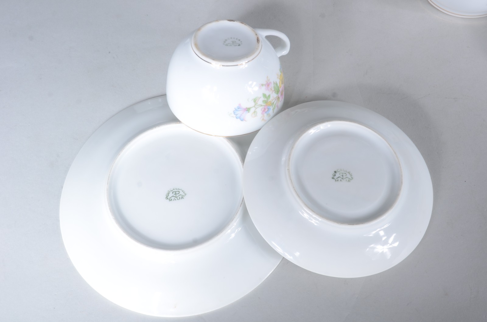 Pequeno serviço de chá de porcelana Mauá, fundo branco, decorado com... - foto 6 de 7