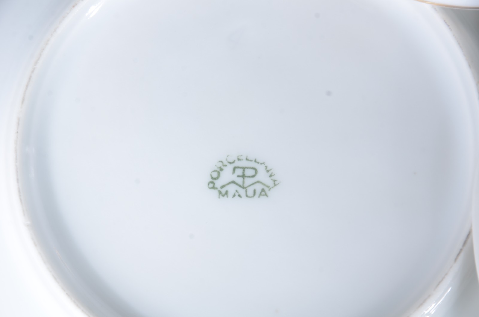 Pequeno serviço de chá de porcelana Mauá, fundo branco, decorado com... - foto 7 de 7