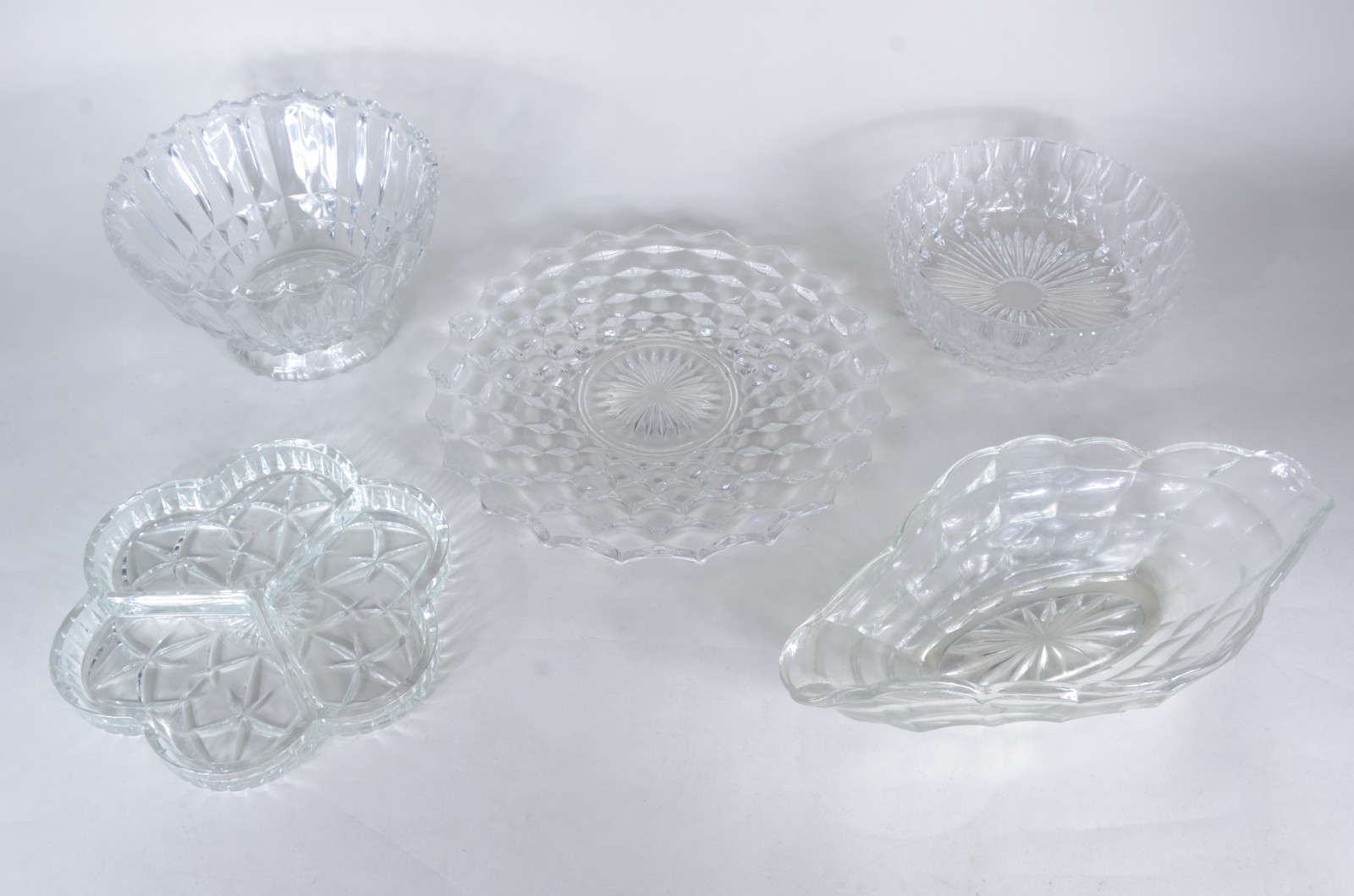 Diversas peças de cristal, sendo: 3 bowls; porta petiscos e prato... - foto 1 de 9