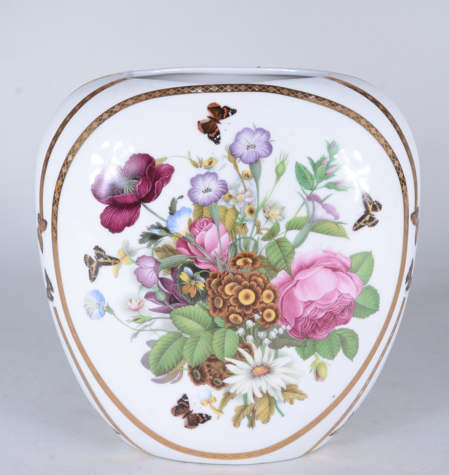 Vaso de porcelana espanhola, fundo branco decorado com flores e... - foto 1 de 5