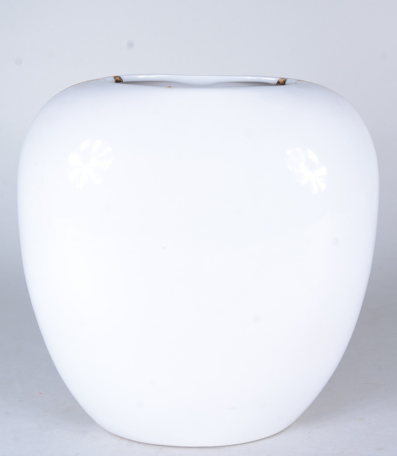 Vaso de porcelana espanhola, fundo branco decorado com flores e... - foto 3 de 5