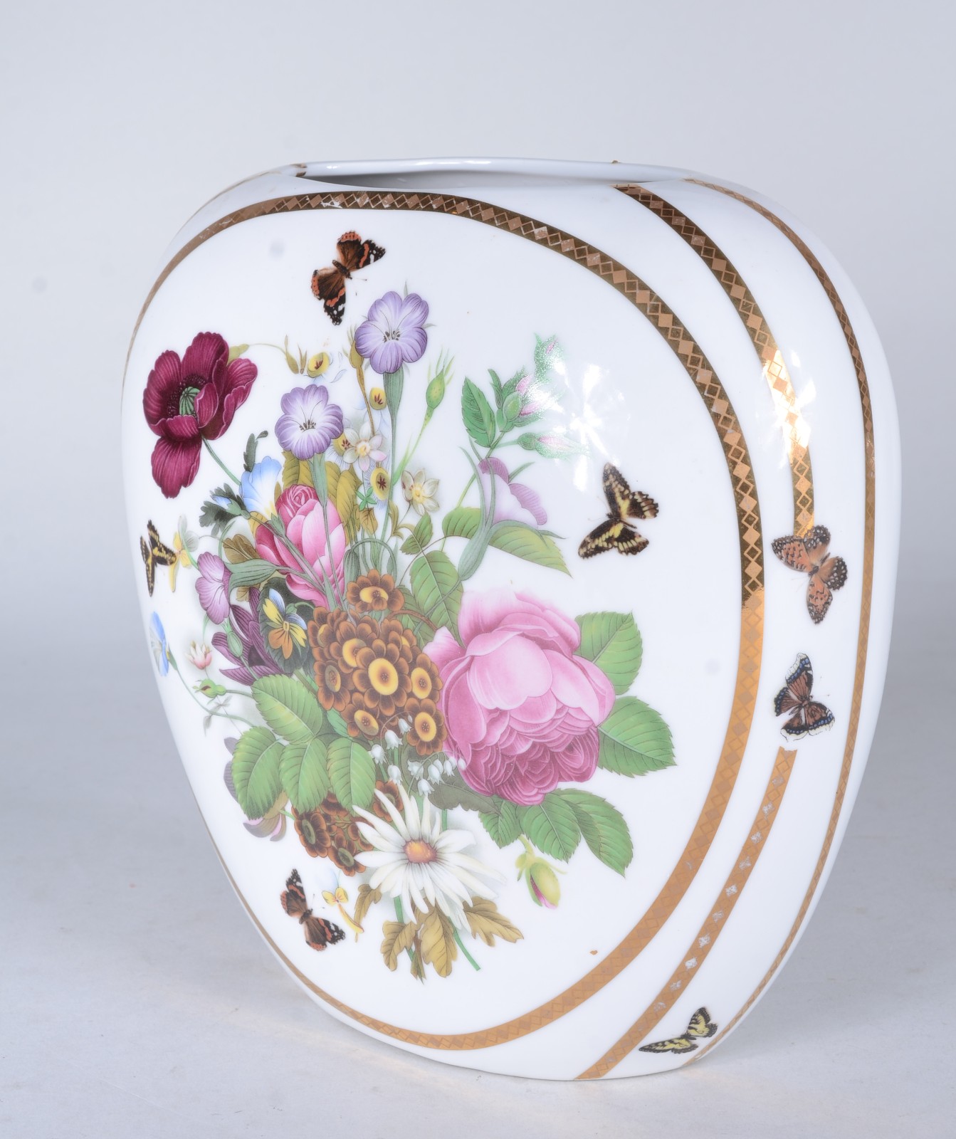 Vaso de porcelana espanhola, fundo branco decorado com flores e... - foto 2 de 5