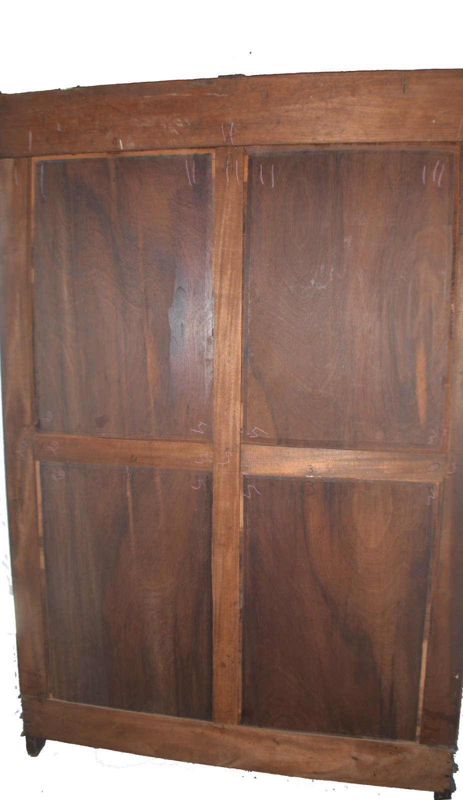 Móvel vitrine de madeira nobre com duas portas envidraçadas... - foto 4 de 5
