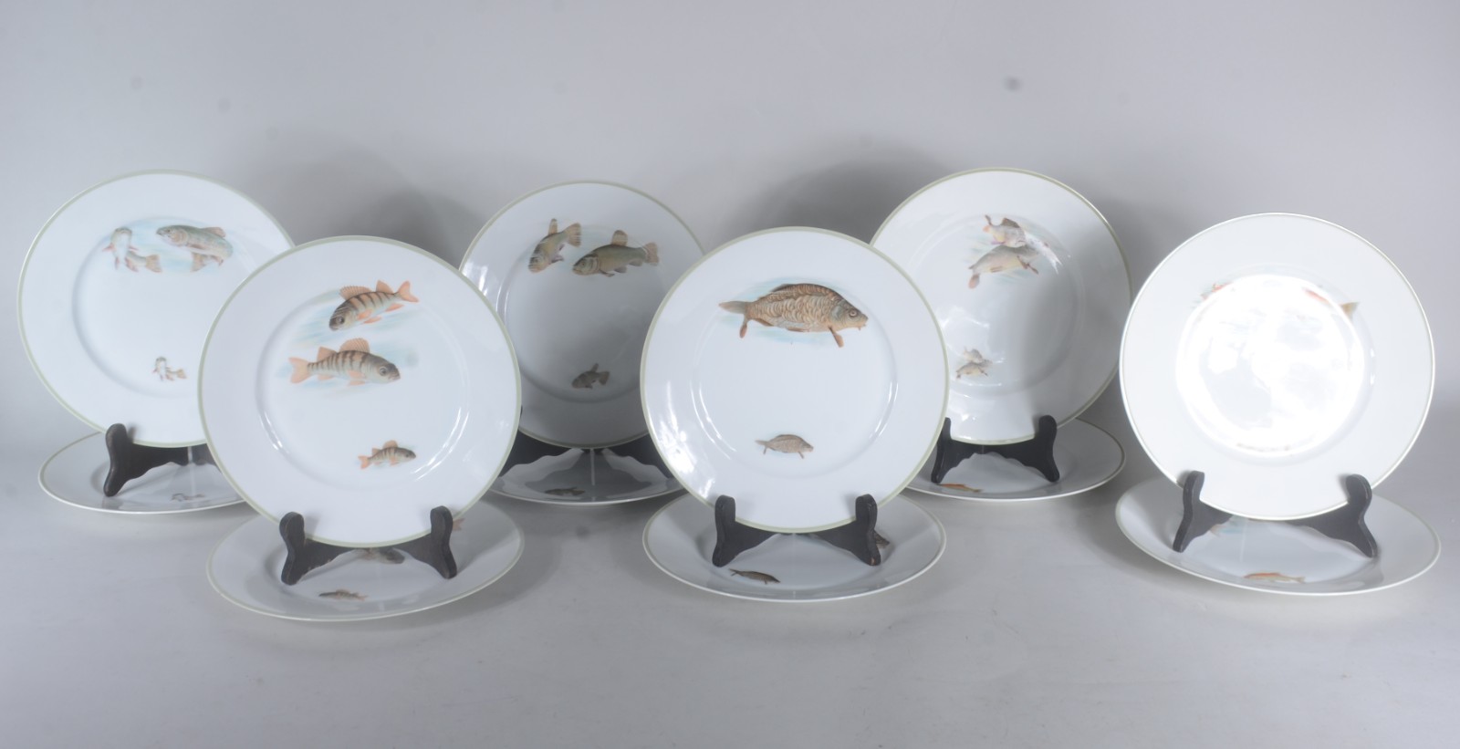 Conjunto com 12 pratos decorados com peixes em policromia de... - foto 2 de 9