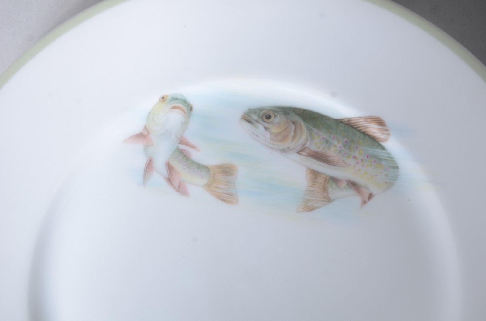 Conjunto com 12 pratos decorados com peixes em policromia de... - foto 3 de 9