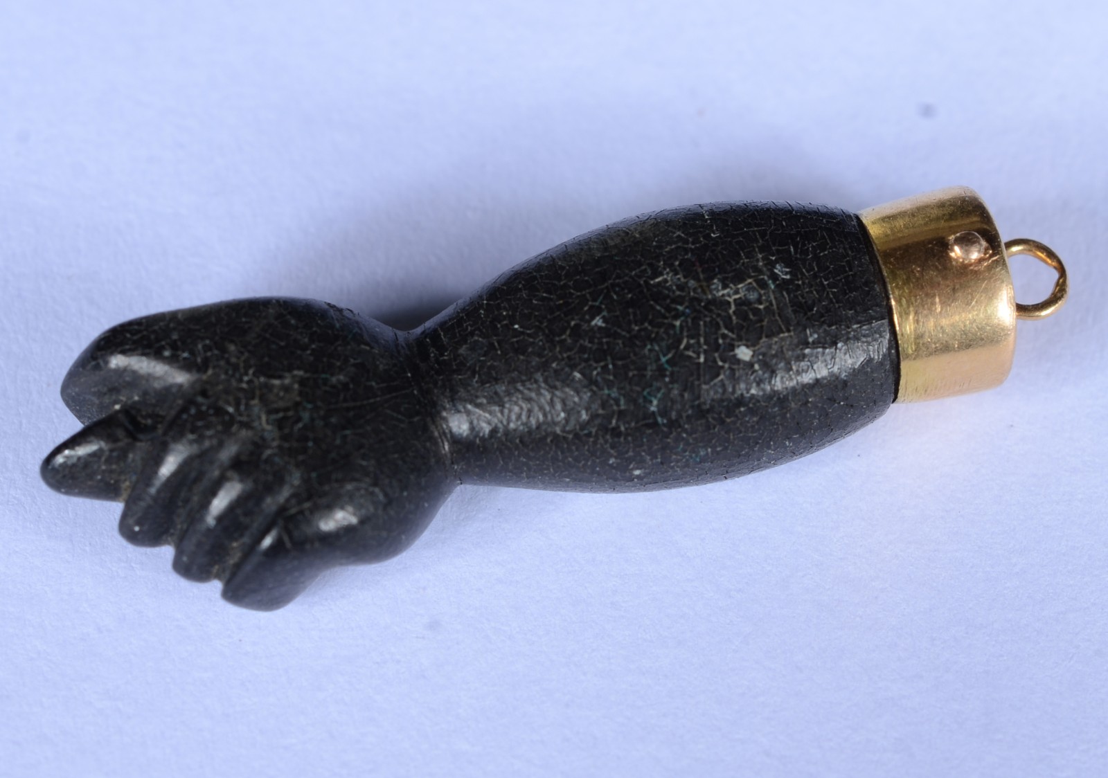 Pendente "jóia de crioula" de ouro 18 k. e madeira. (Por motivos de... - foto 2 de 5