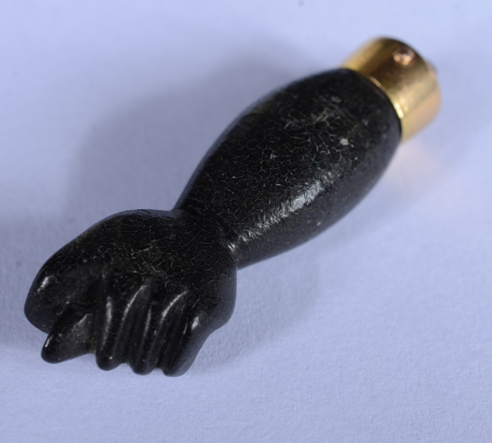 Pendente "jóia de crioula" de ouro 18 k. e madeira. (Por motivos de... - foto 1 de 5