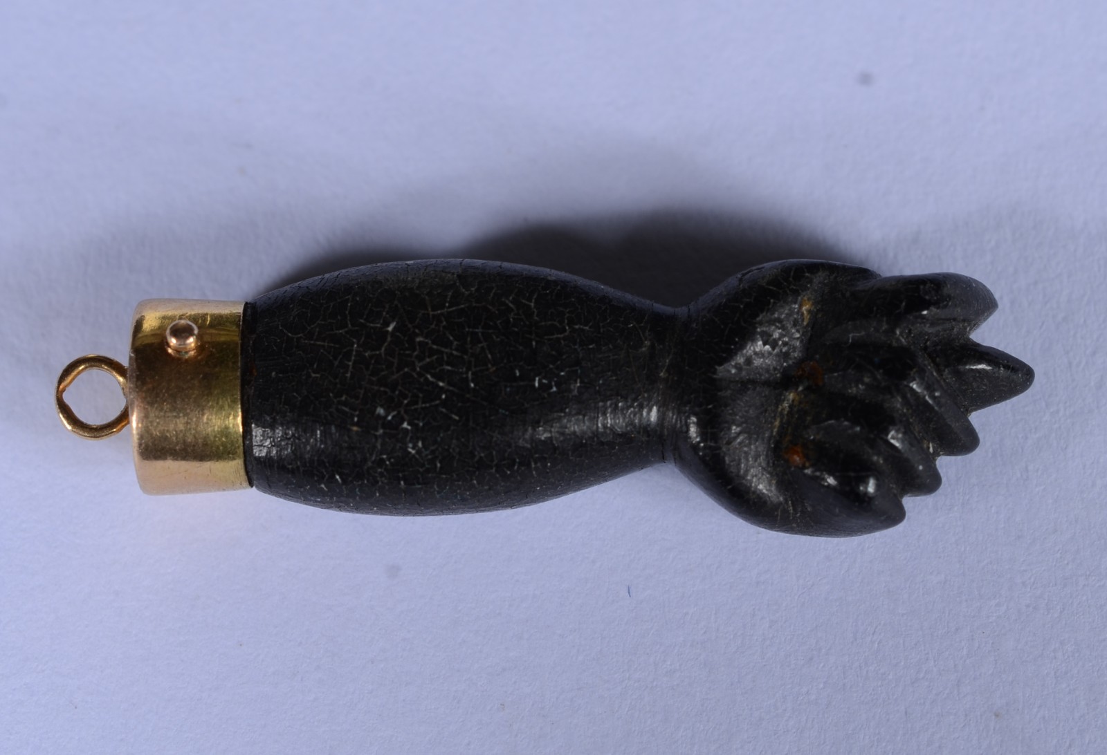 Pendente "jóia de crioula" de ouro 18 k. e madeira. (Por motivos de... - foto 4 de 5