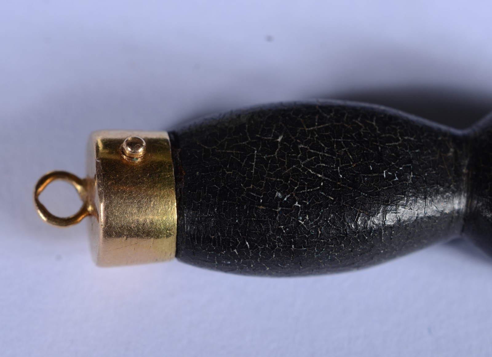 Pendente "jóia de crioula" de ouro 18 k. e madeira. (Por motivos de... - foto 5 de 5