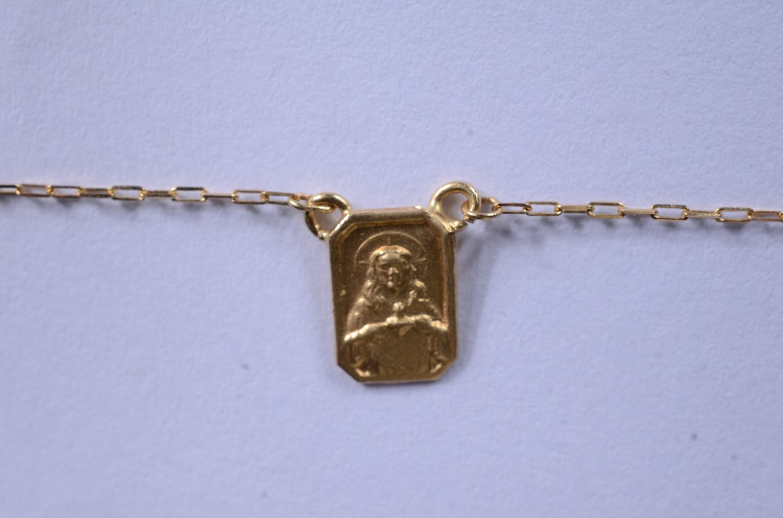 Escapulário de ouro 18 k., contraste 750 com imagem sacra. (Por... - foto 3 de 6