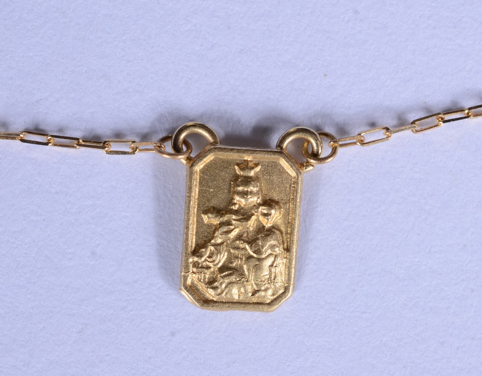 Escapulário de ouro 18 k., contraste 750 com imagem sacra. (Por... - foto 1 de 6