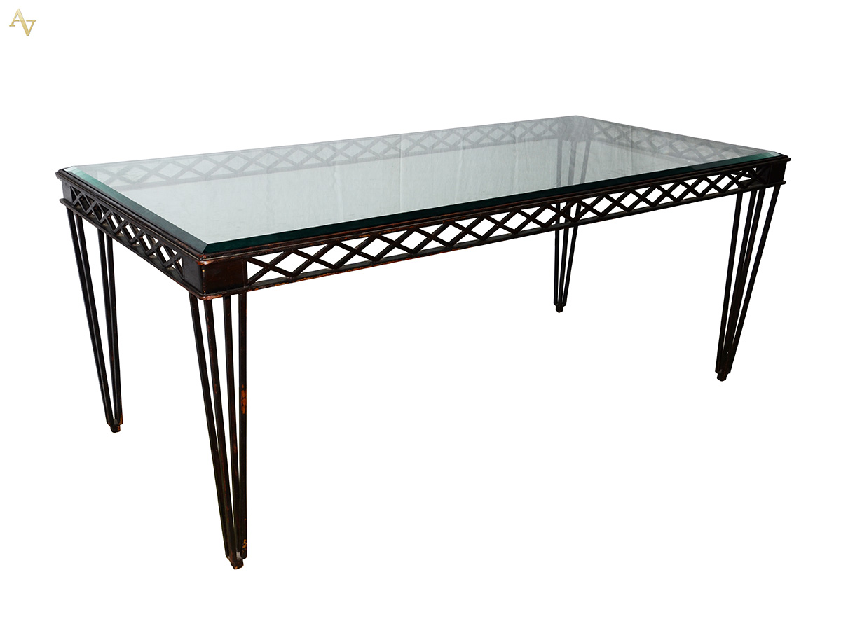 Mesa com tampo de vidro. Medidas 1,91 x 0,92 m e altura 0,78 m.