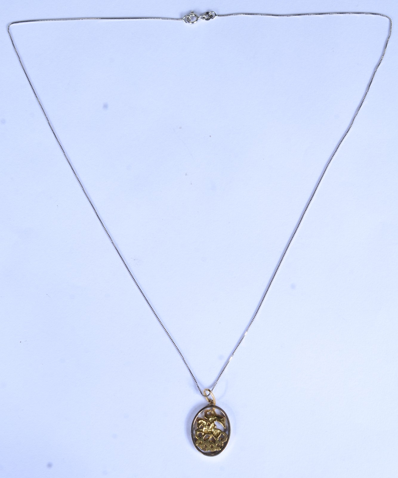 Colar de ouro branco, contraste 750 com pendente de São Jorge. (Por... - foto 2 de 5