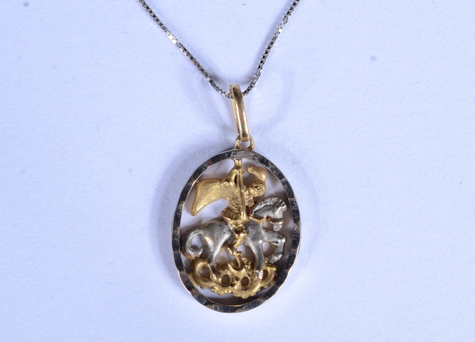 Colar de ouro branco, contraste 750 com pendente de São Jorge. (Por... - foto 1 de 5